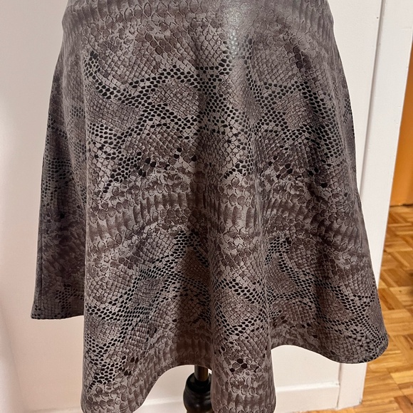 Faux snakeskin  guess / textured print skirt - Picture 1 of 4
